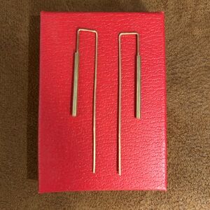 Long structured gold-plated earrings